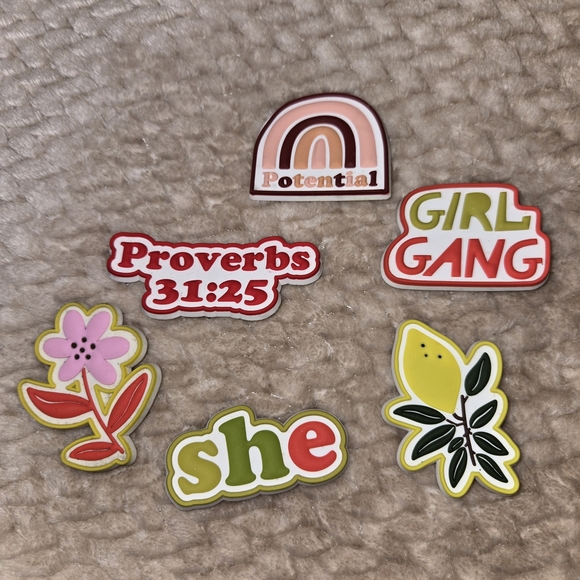 CROCS Adult Light Green Clog. Size 11 For Women Size 9 For Men. Includes Jibbitz - Picture 13 of 16